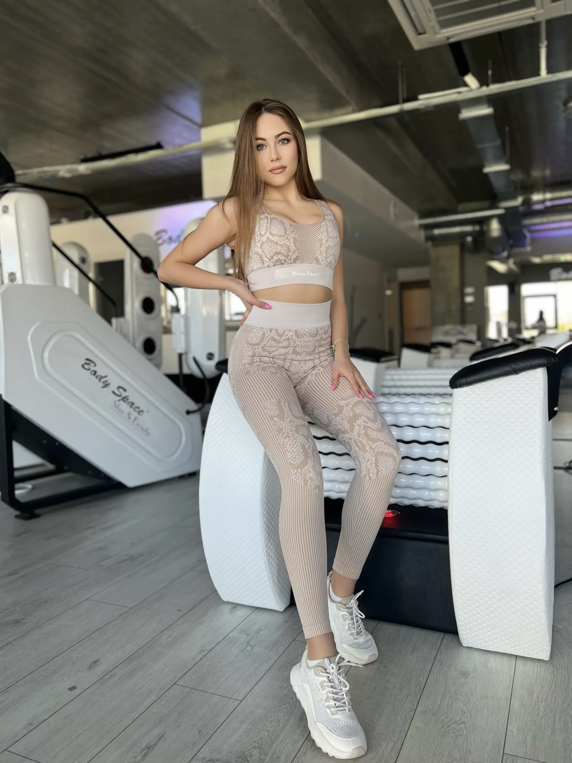 Frau bei der Massage an der Infrarot Body Roll