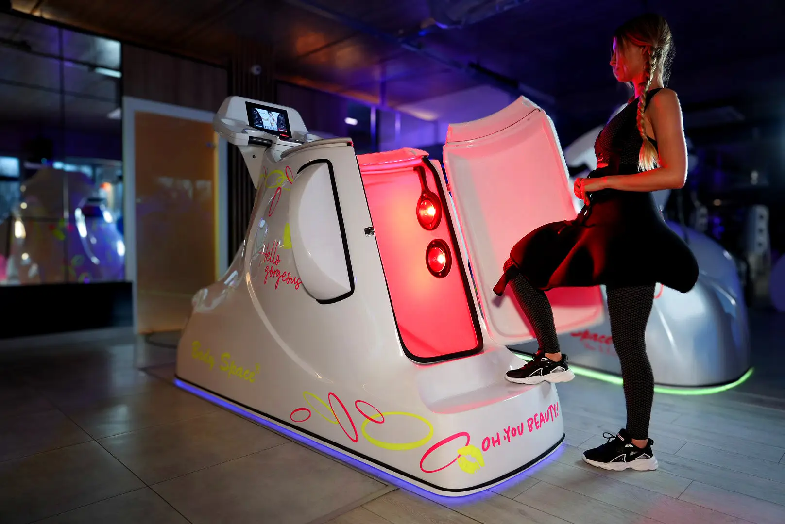 Frau trainiert auf dem VacuTherm Laufband in der Kapsel